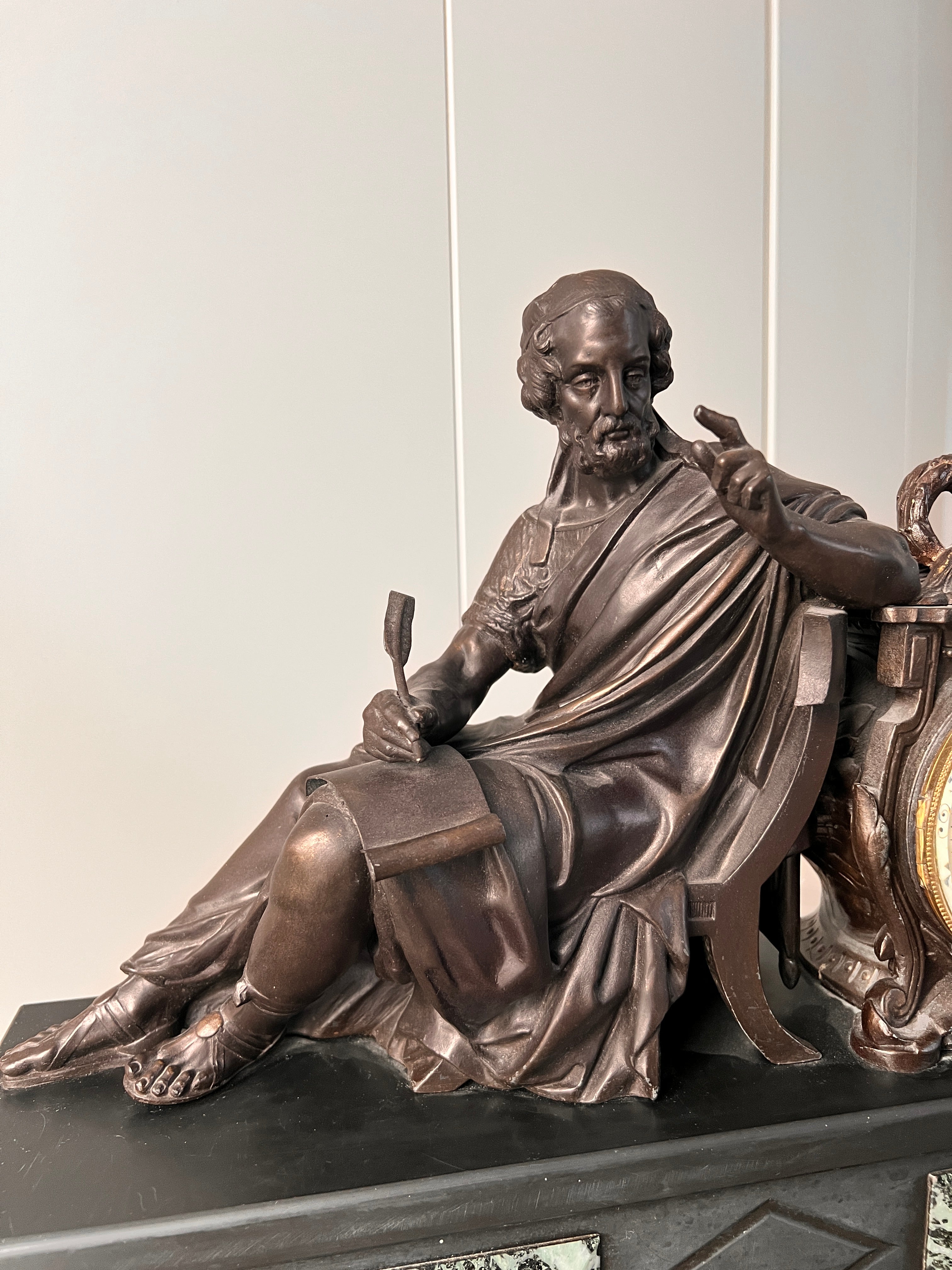 Ceas de șemineu în stil Neo-Clasic, din bronz și marmură, decorat cu figura lui Platon, sec. XIX - Artiss