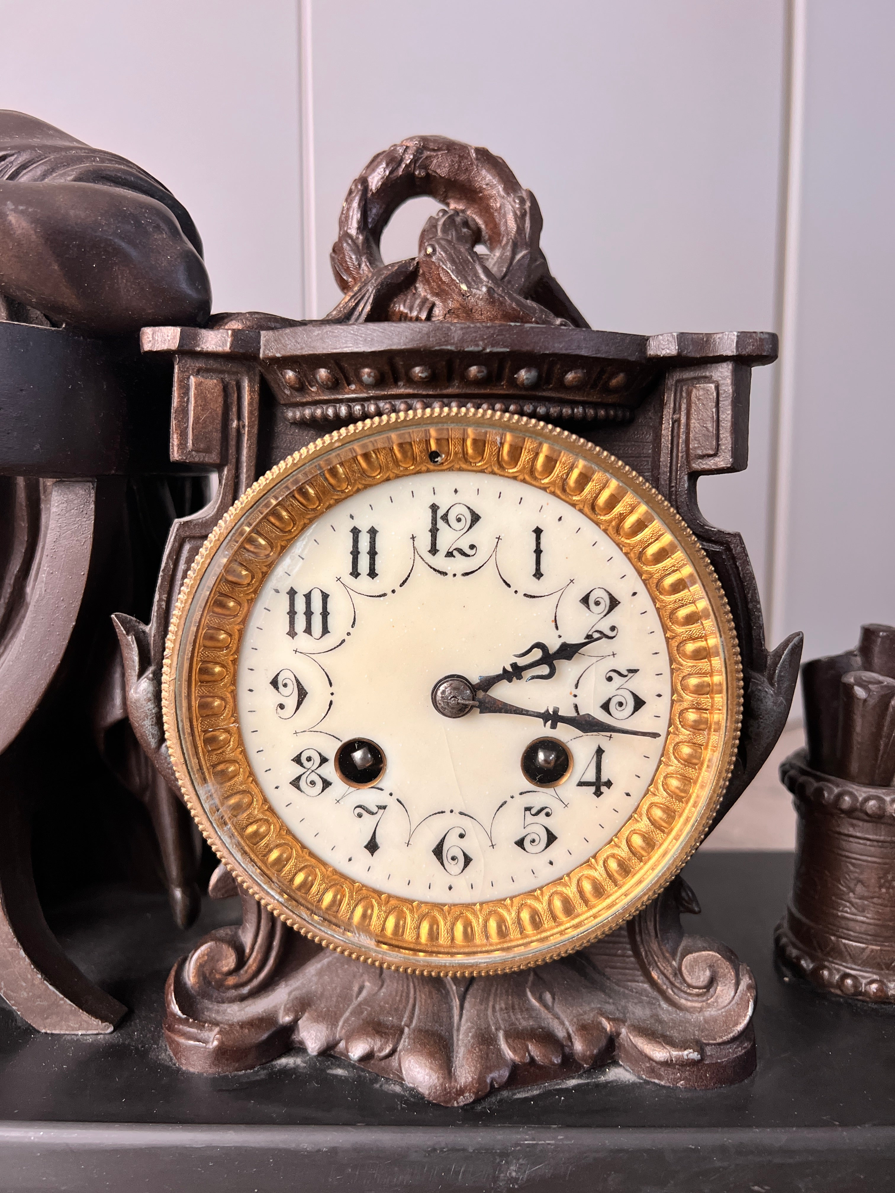 Ceas de șemineu în stil Neo-Clasic, din bronz și marmură, decorat cu figura lui Platon, sec. XIX - Artiss