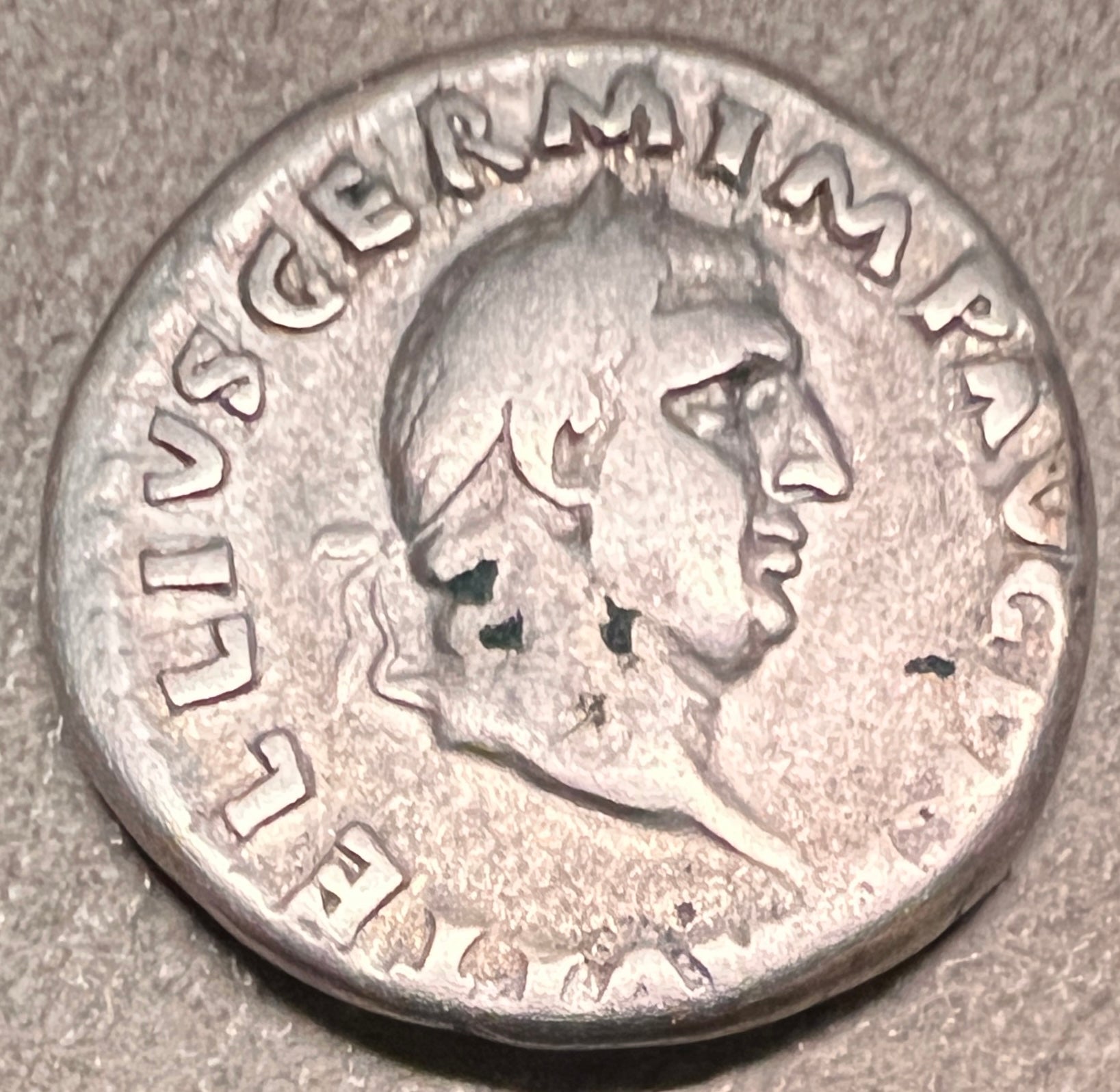 Monedă Denarius, Vitellius, tip Tripod cu delfin si corb, 69 e.n., argint (clasata Fond) - Artiss