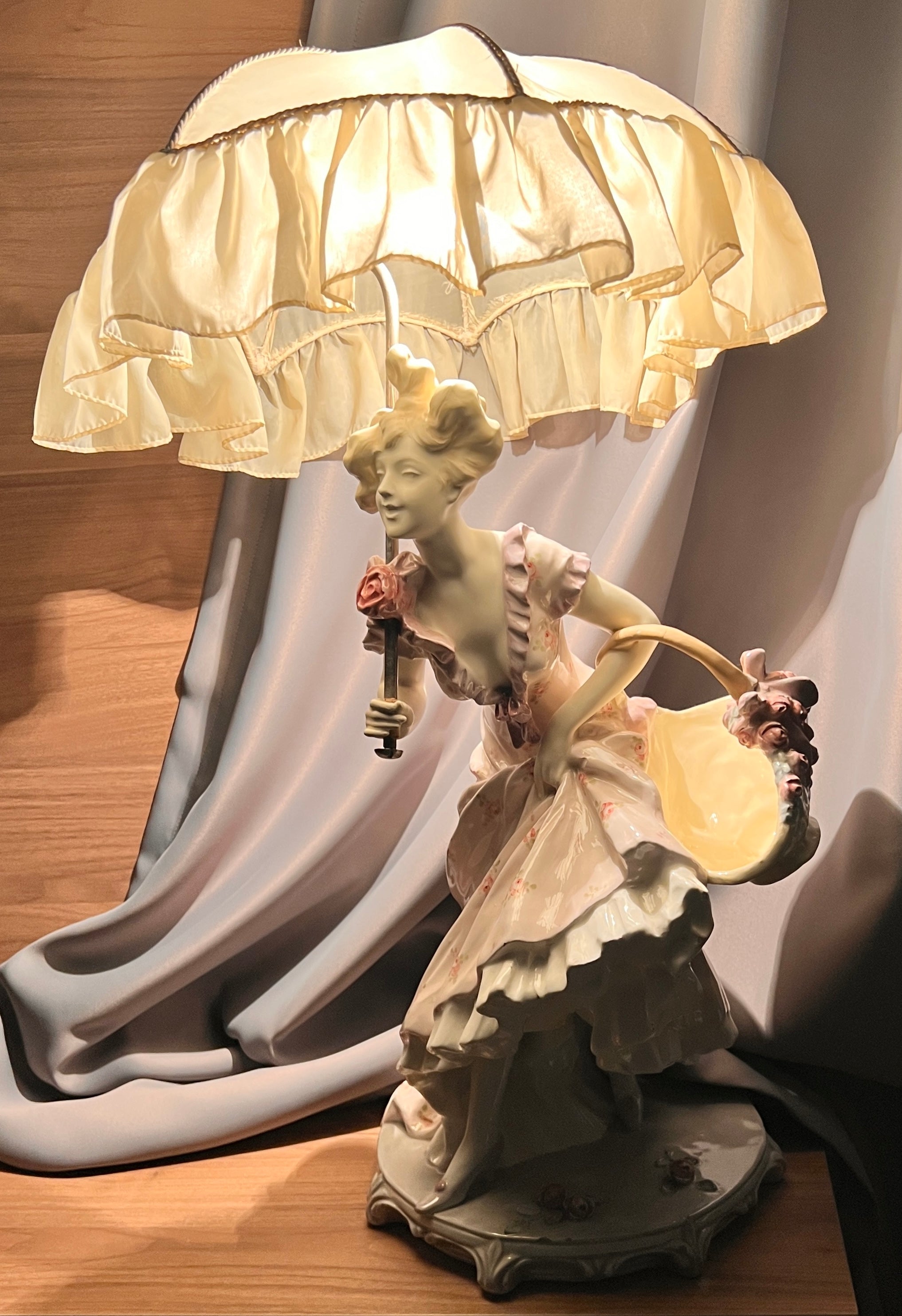 Lampă Rudolf Podany din porțelan Schauer, în stil Art Nouveau, ilustrând o figură feminină