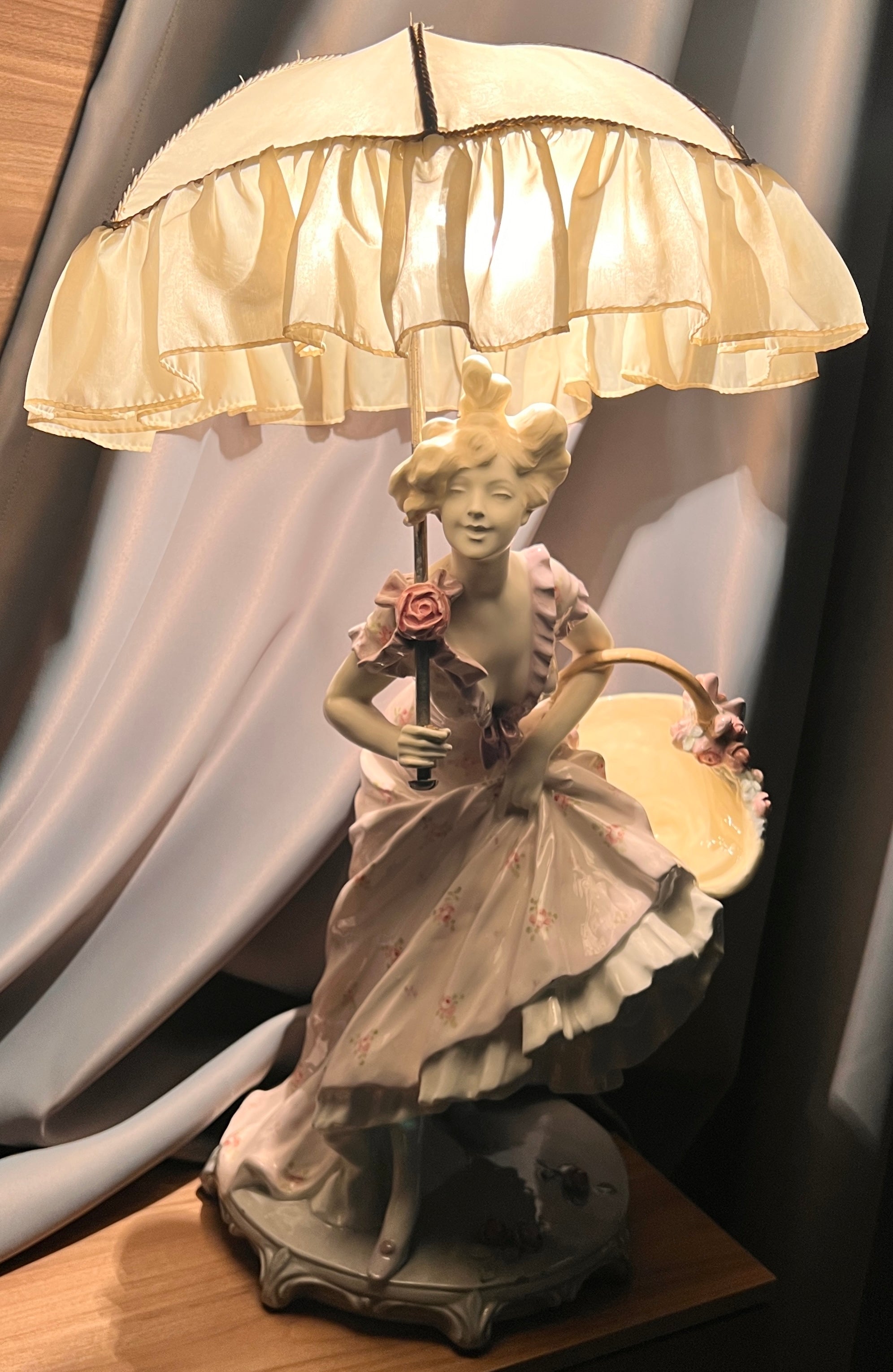 Lampă Rudolf Podany din porțelan Schauer, în stil Art Nouveau, ilustrând o figură feminină