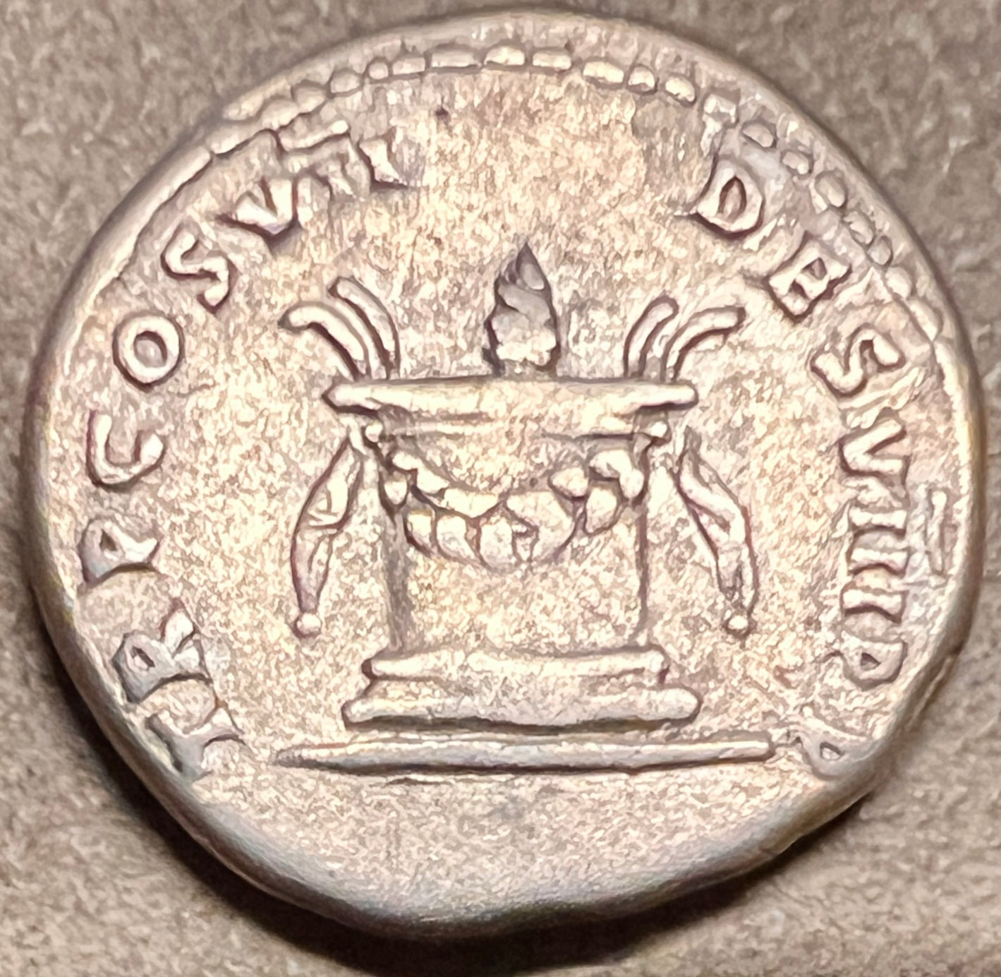 Monedă Denarius, Domitian, tip altarul aprins, 81-96 e.n., argint (clasată Fond)