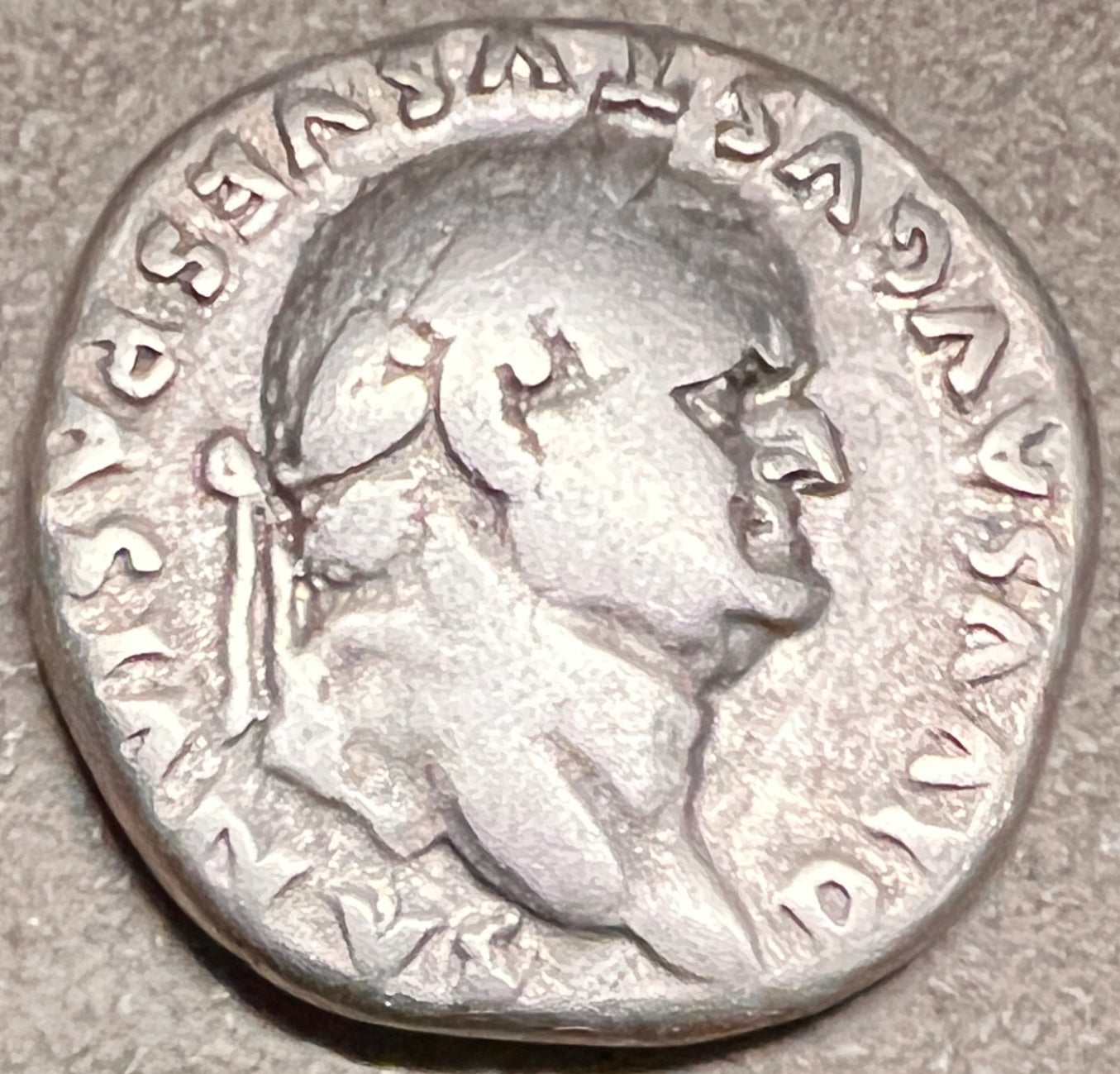 Monedă Denarius, bătută de Titus pentru tatăl său Vespasian, tip Victoria deasupra Iudeei personificate, 78-79 e.n., argint (clasată Fond)