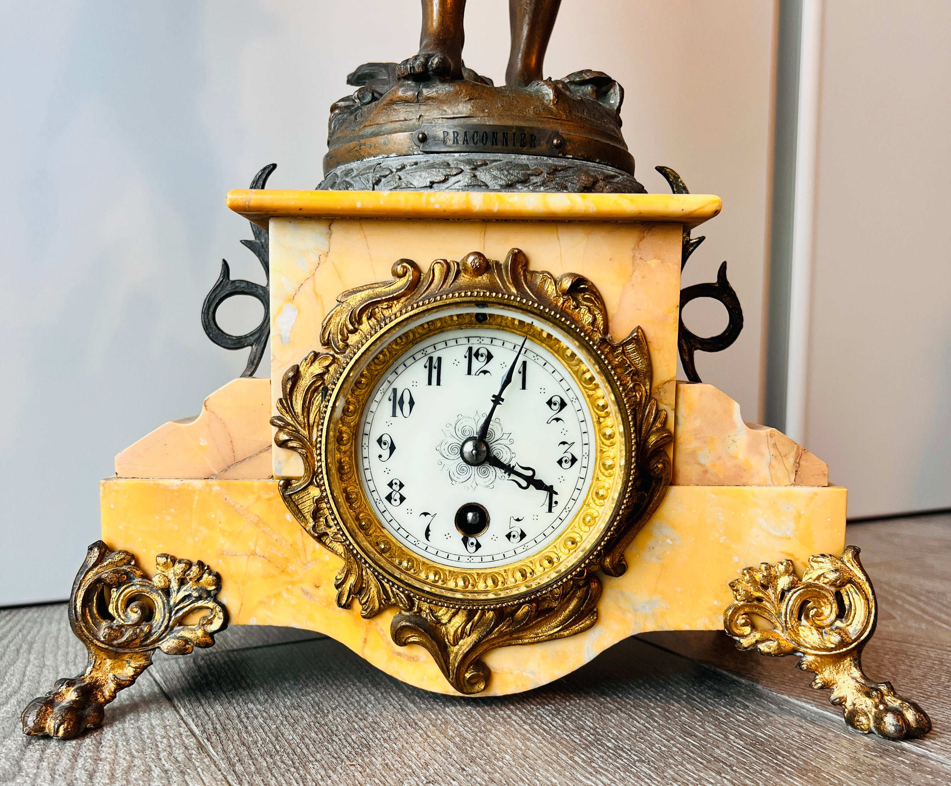 Garnitură de șemineu franceză Belle Époque – pendulă + 2 sfeșnice, Auguste Moreau „Braconnier”, mecanism Japy Frères (Paris), 1895-1905 - Artiss