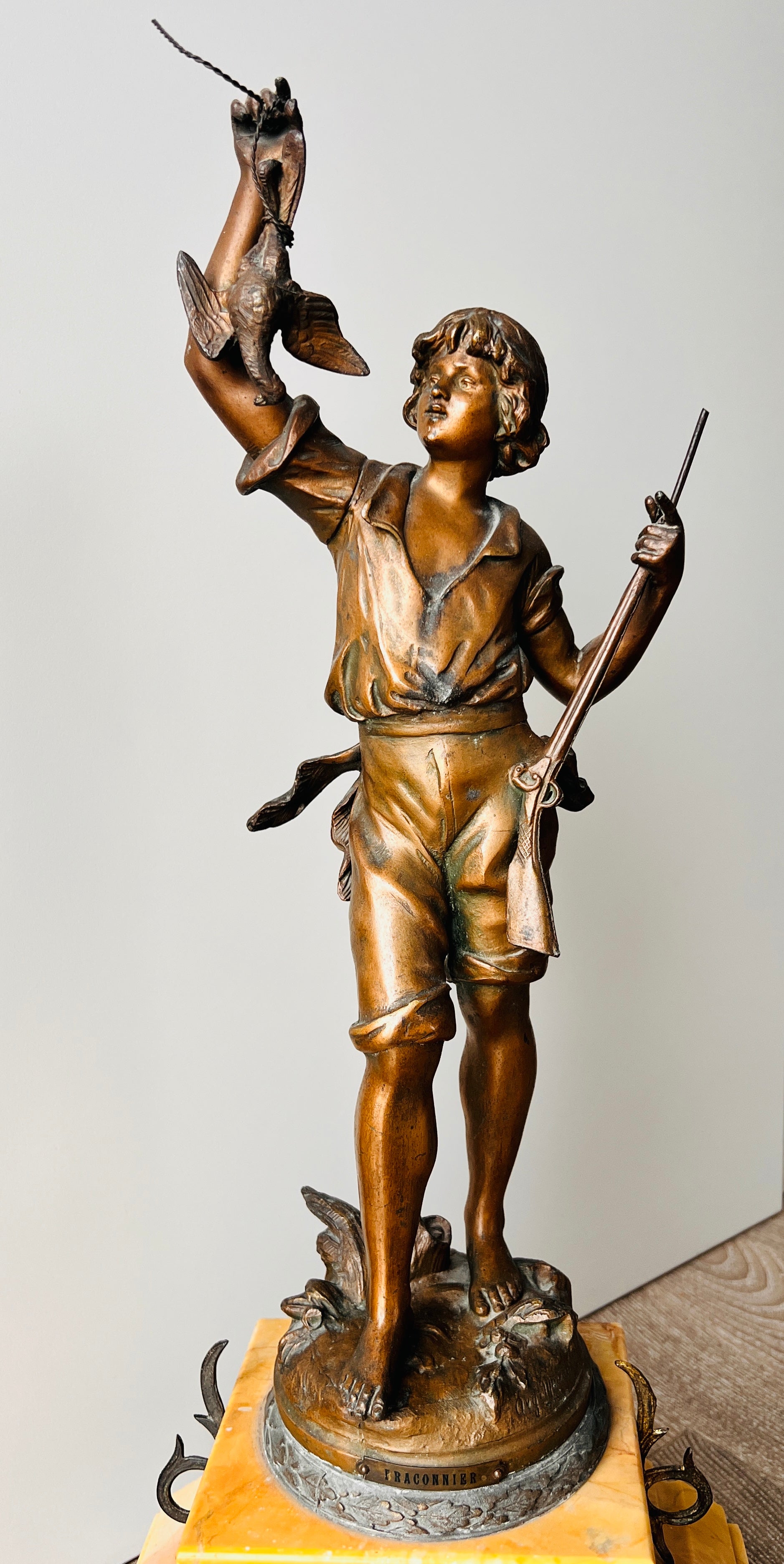 Garnitură de șemineu franceză Belle Époque – pendulă + 2 sfeșnice, Auguste Moreau „Braconnier”, mecanism Japy Frères (Paris), 1895-1905 - Artiss