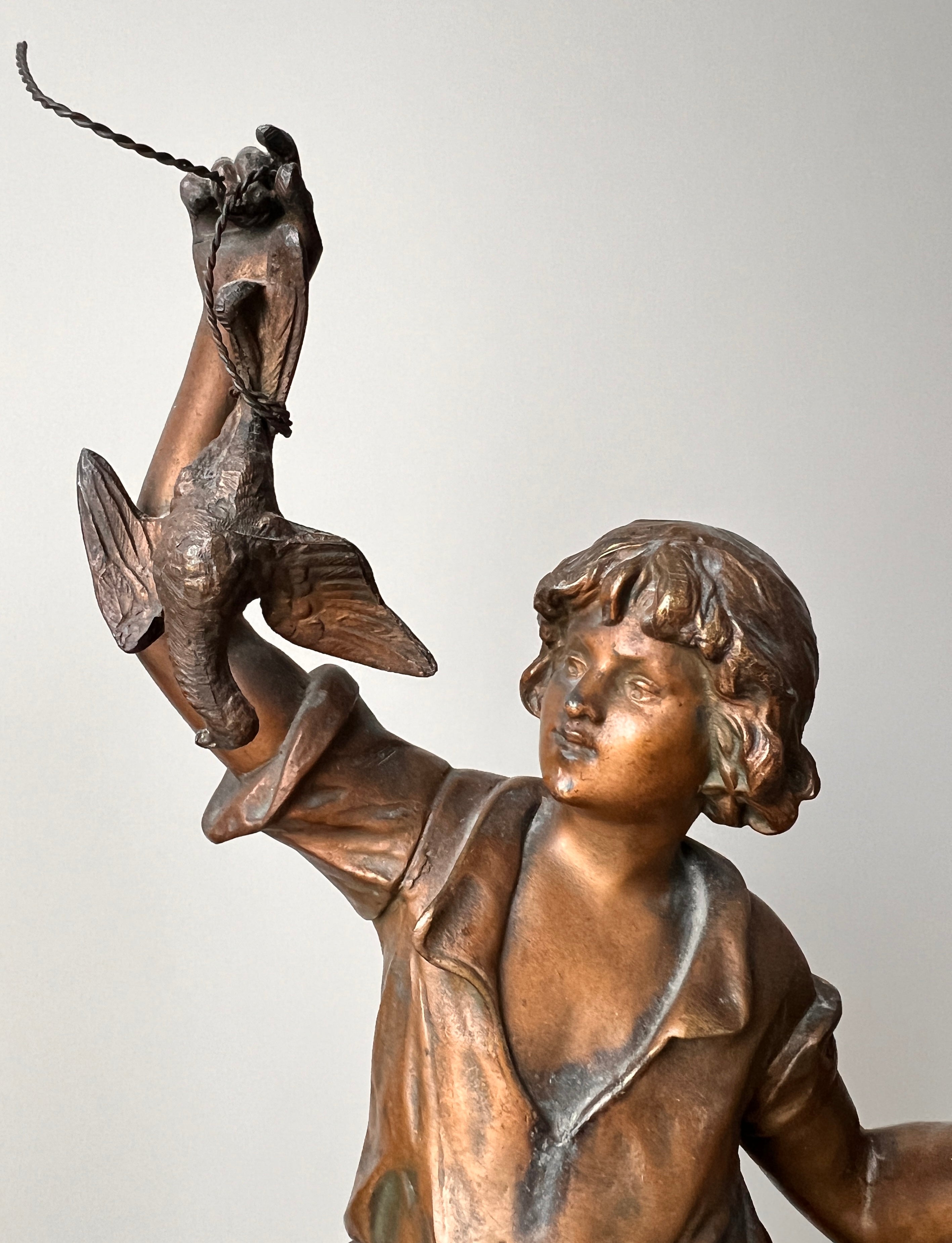 Garnitură de șemineu franceză Belle Époque – pendulă + 2 sfeșnice, Auguste Moreau „Braconnier”, mecanism Japy Frères (Paris), 1895-1905 - Artiss