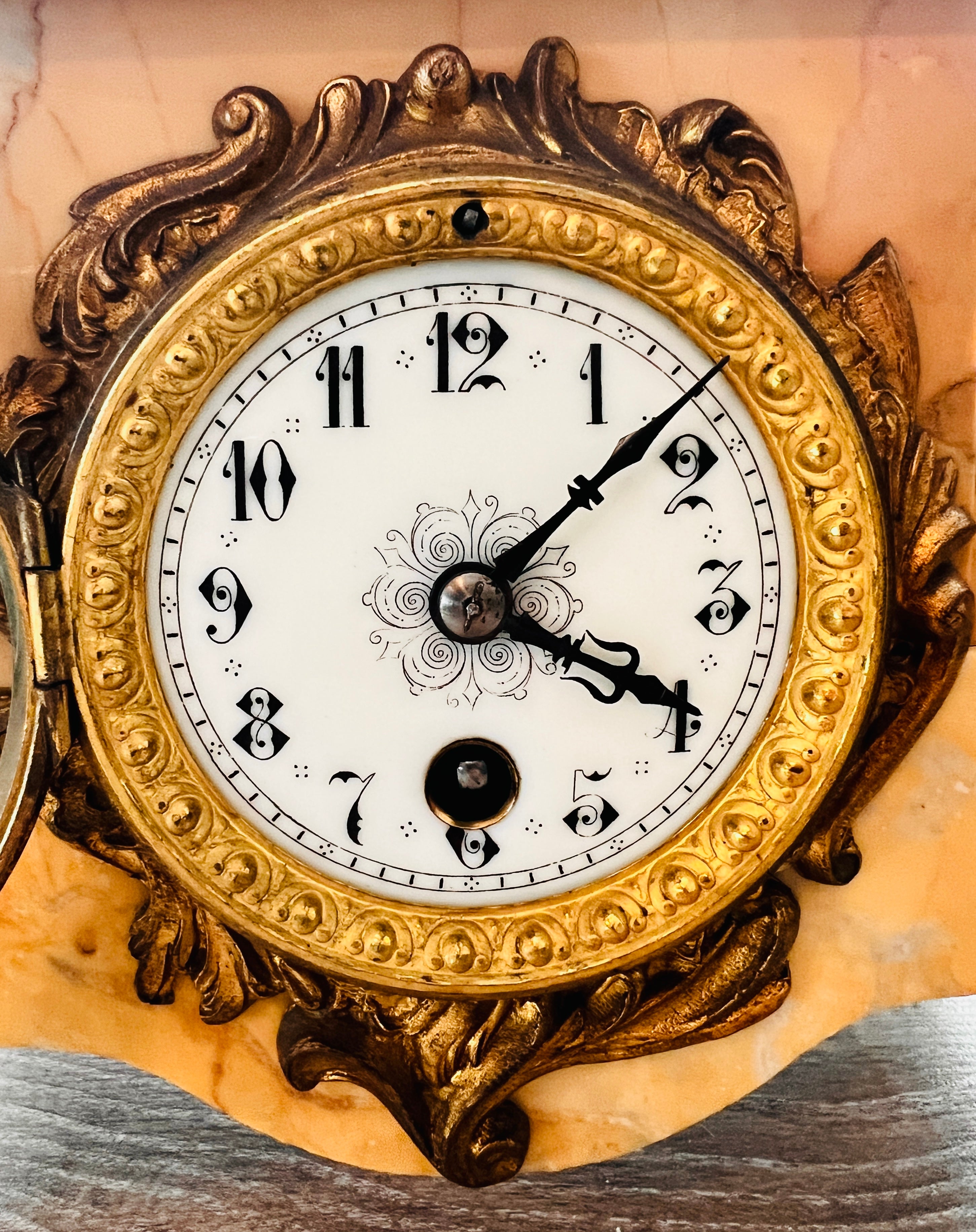 Garnitură de șemineu franceză Belle Époque – pendulă + 2 sfeșnice, Auguste Moreau „Braconnier”, mecanism Japy Frères (Paris), 1895-1905 - Artiss