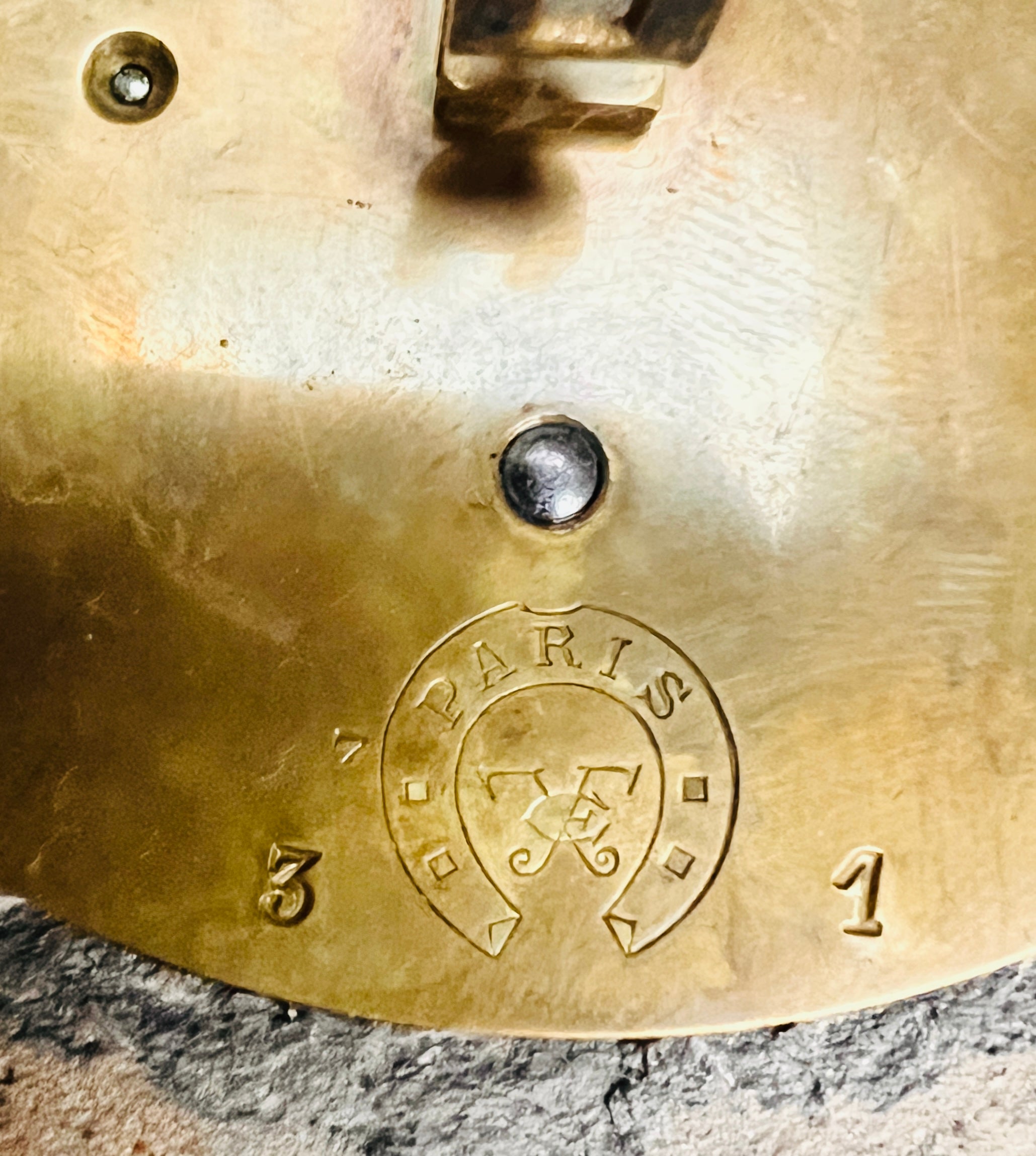 Garnitură de șemineu franceză Belle Époque – pendulă + 2 sfeșnice, Auguste Moreau „Braconnier”, mecanism Japy Frères (Paris), 1895-1905 - Artiss