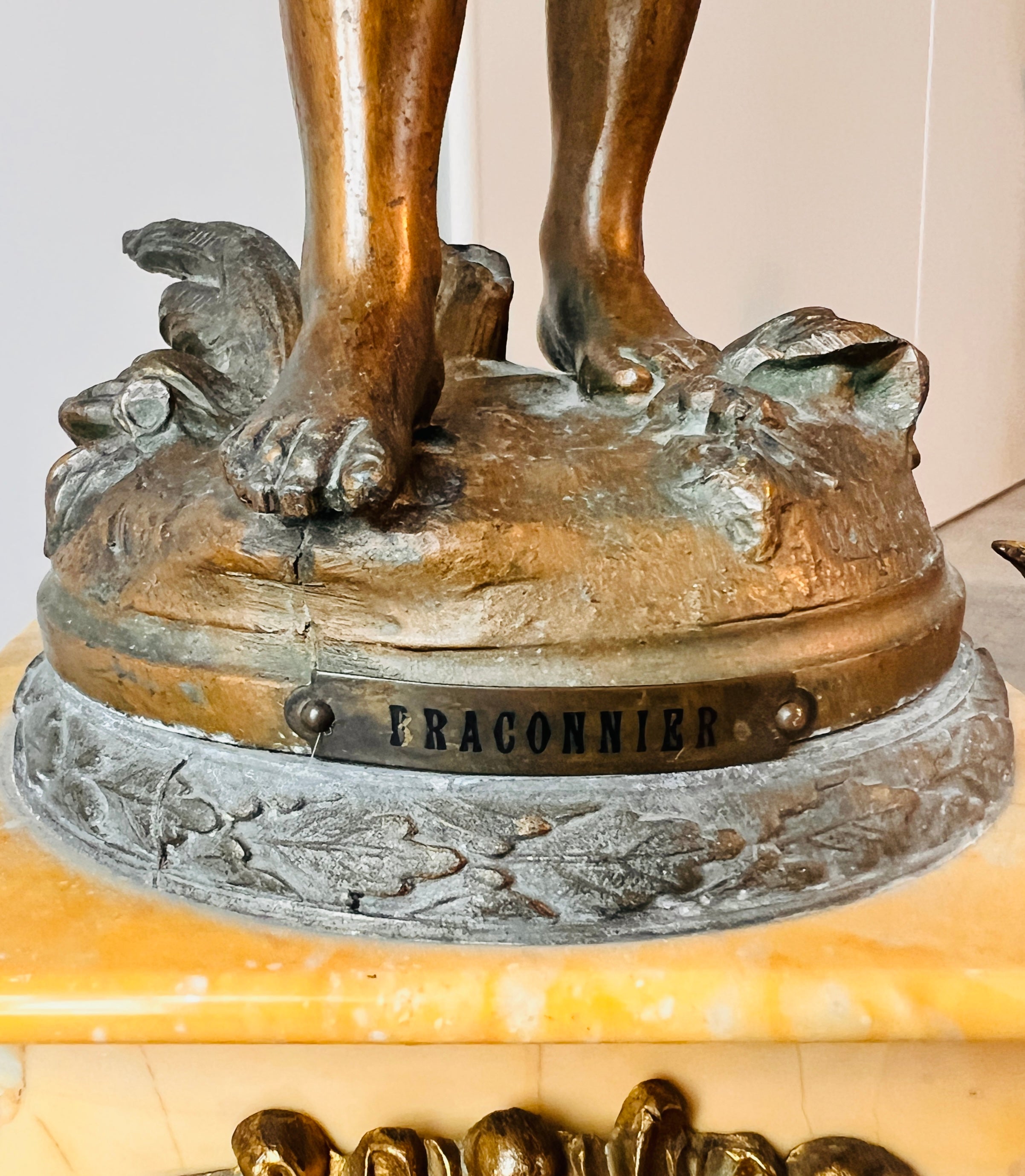 Garnitură de șemineu franceză Belle Époque – pendulă + 2 sfeșnice, Auguste Moreau „Braconnier”, mecanism Japy Frères (Paris), 1895-1905 - Artiss