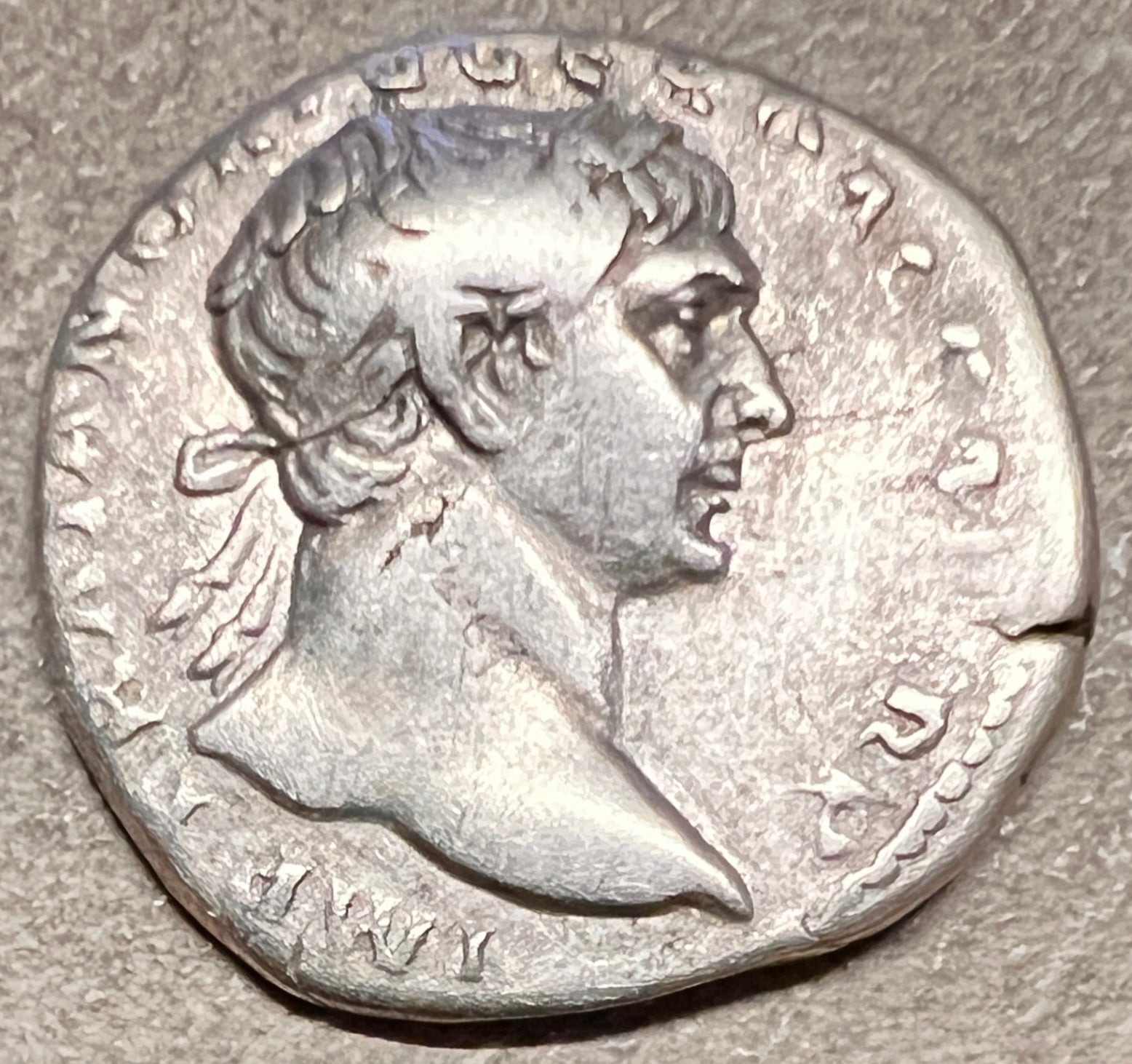 Monedă Denarius, Traian, tip Dac Captiv, emisă în urma Războaielor Dacice, 104-107 e.n., argint (clasata Fond)