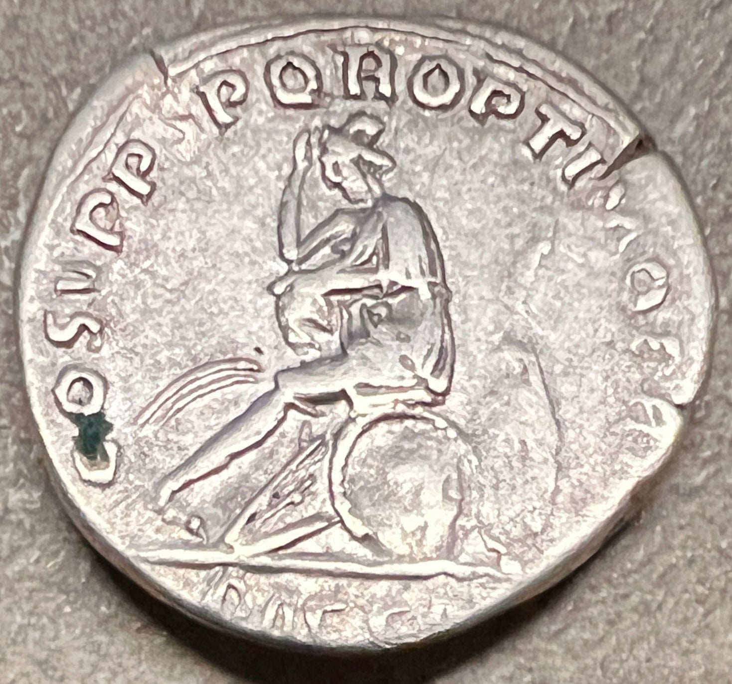 Monedă Denarius, Traian, tip Dac Captiv, emisă în urma Războaielor Dacice, 104-107 e.n., argint (clasata Fond)