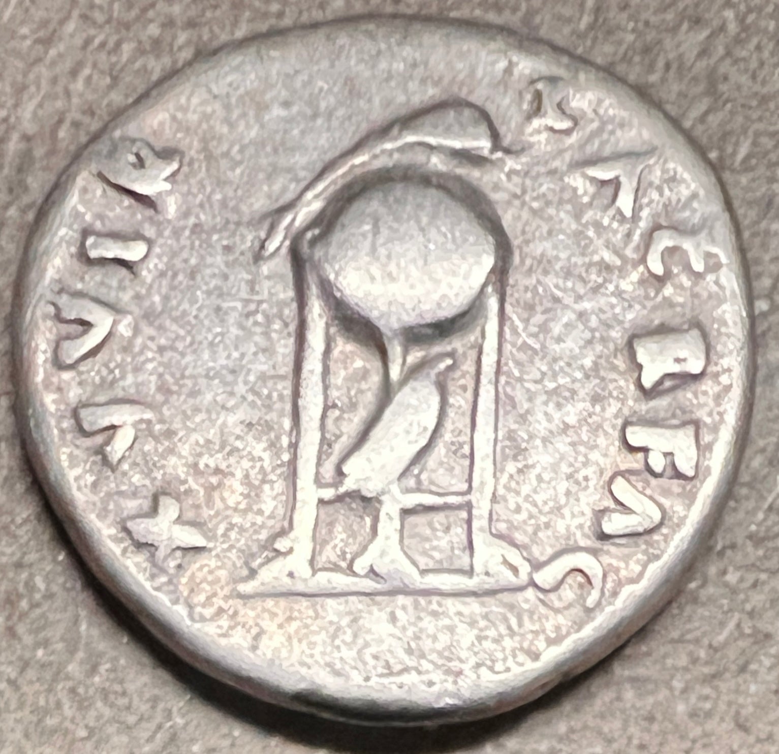 Monedă Denarius, Vitellius, tip Tripod cu delfin si corb, 69 e.n., argint (clasata Fond) - Artiss