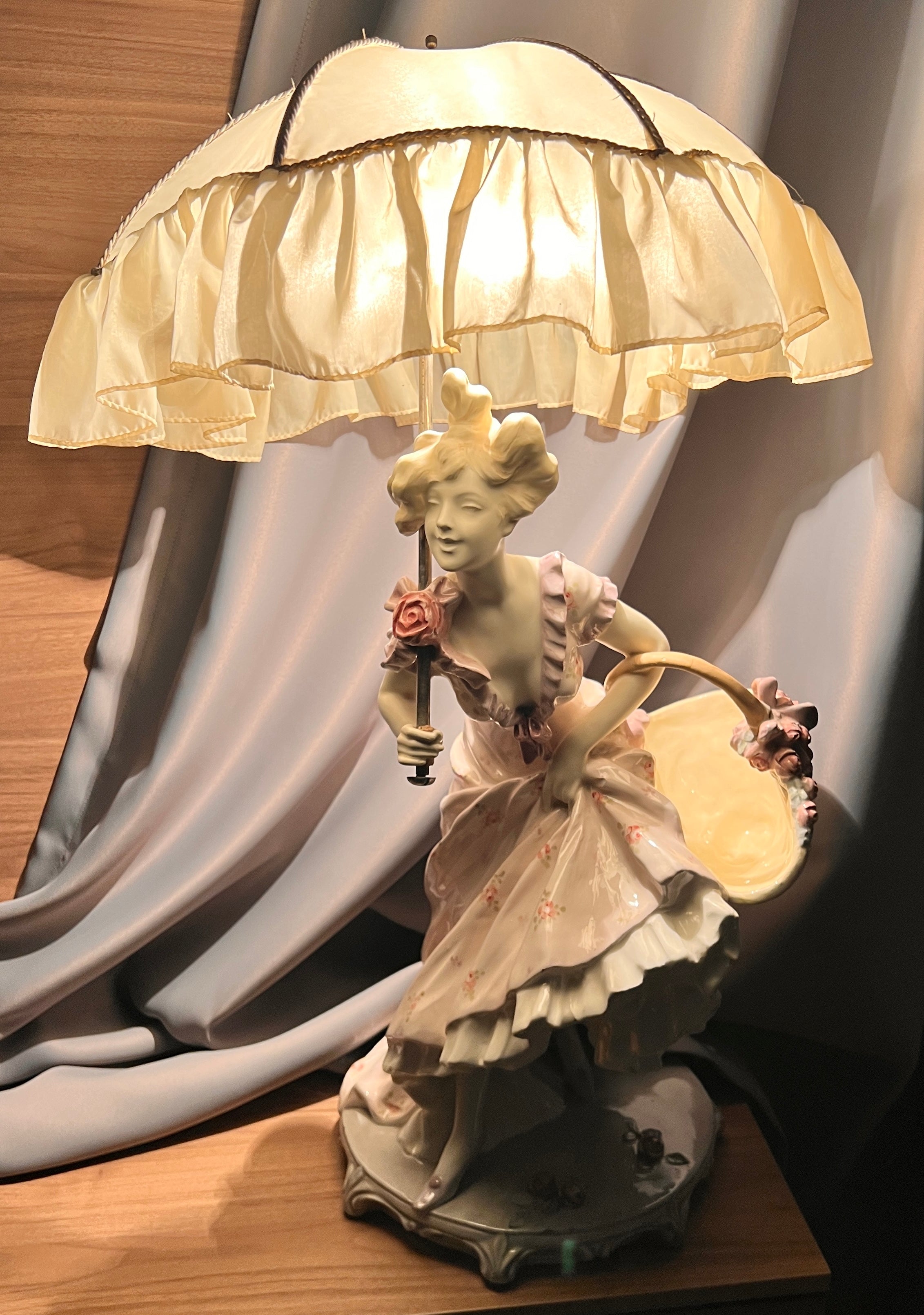 Lampă Rudolf Podany din porțelan Schauer, în stil Art Nouveau, ilustrând o figură feminină