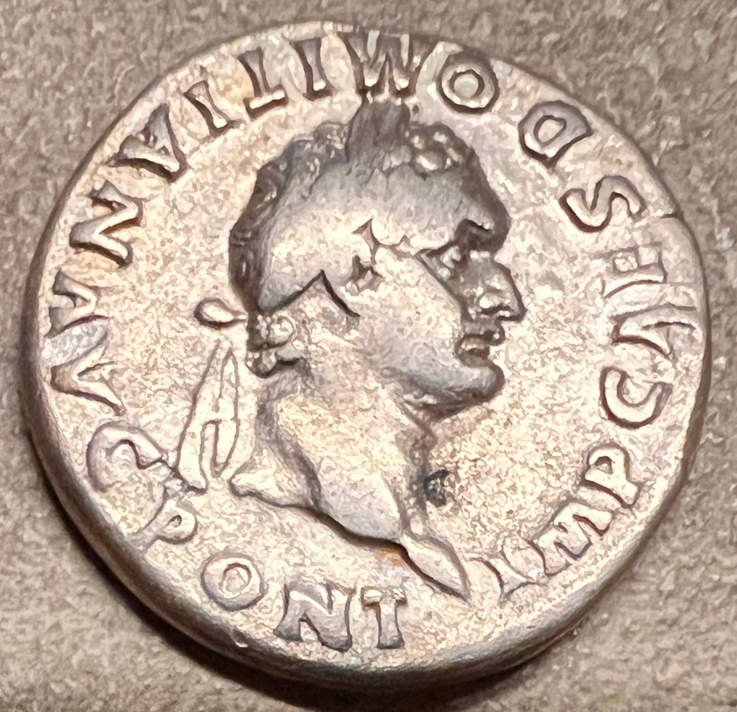 Monedă Denarius, Domitian, tip altarul aprins, 81-96 e.n., argint (clasată Fond)