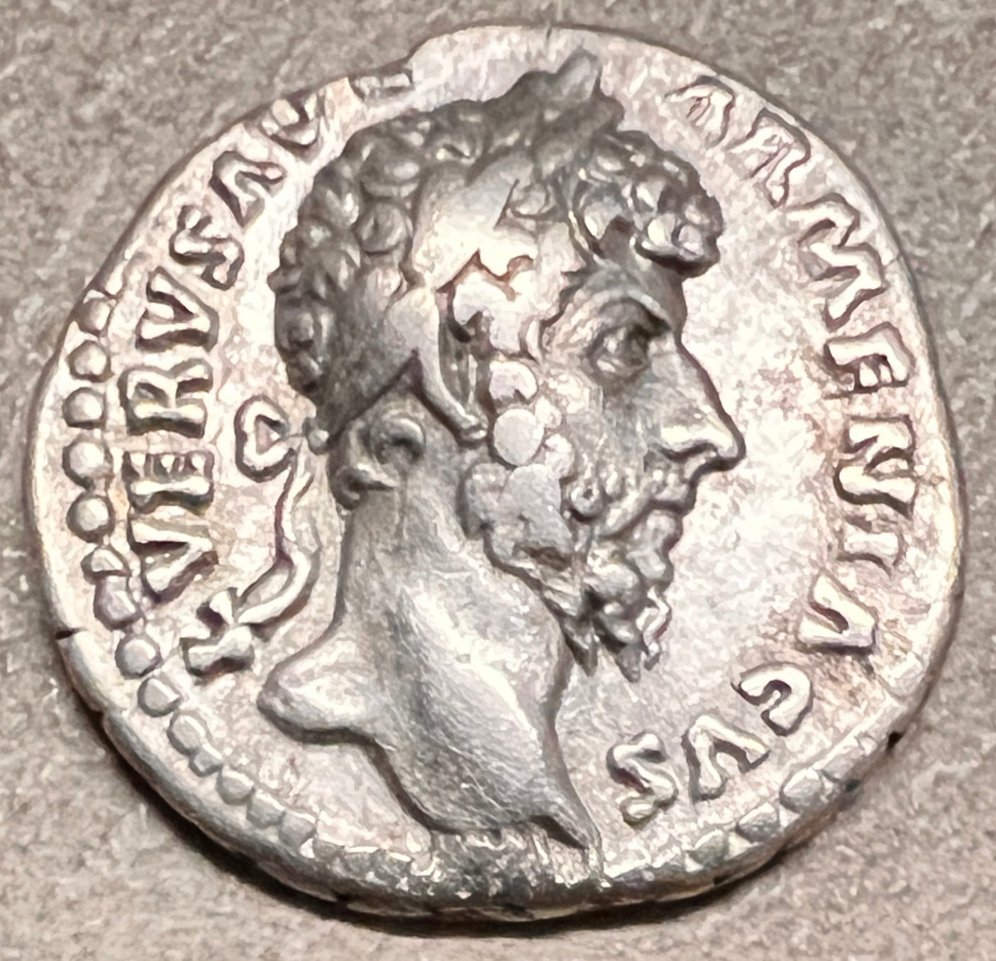 Monedă Denarius, Lucius Verus, tip Roma ținând Victoria și trofeul, 161-169 e.n., argint (clasată fond)