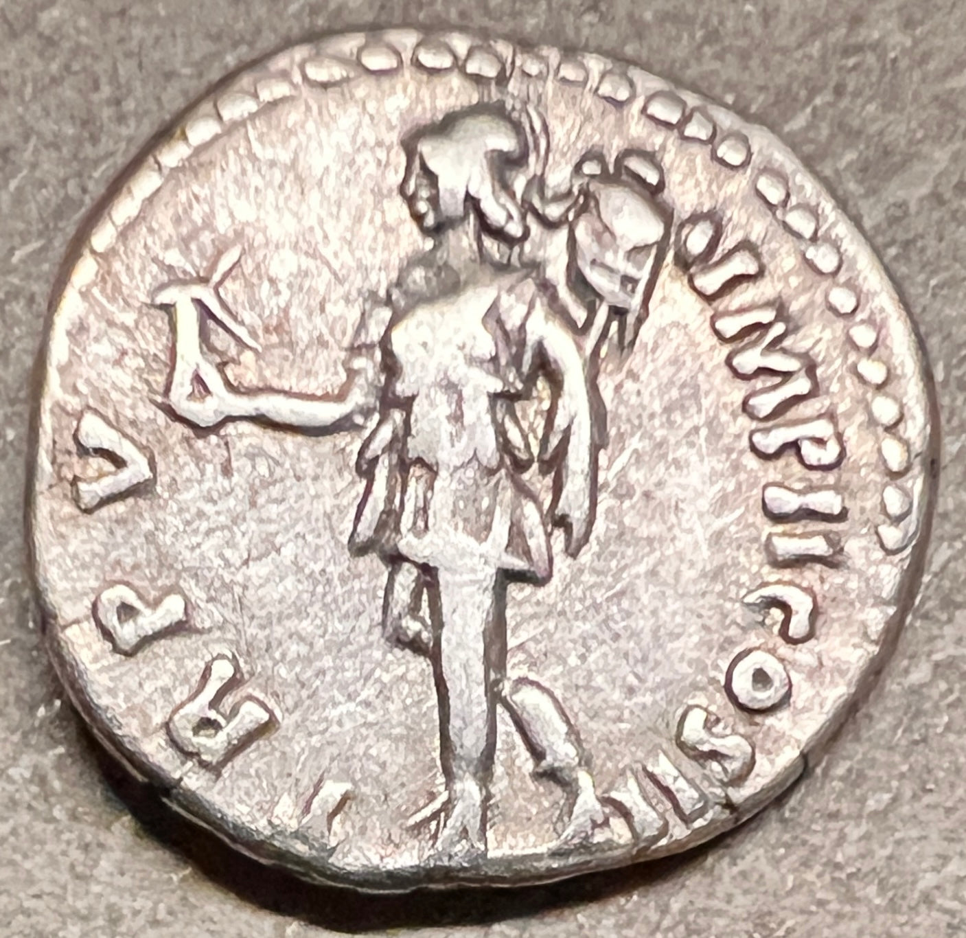 Monedă Denarius, Lucius Verus, tip Roma ținând Victoria și trofeul, 161-169 e.n., argint (clasată fond)