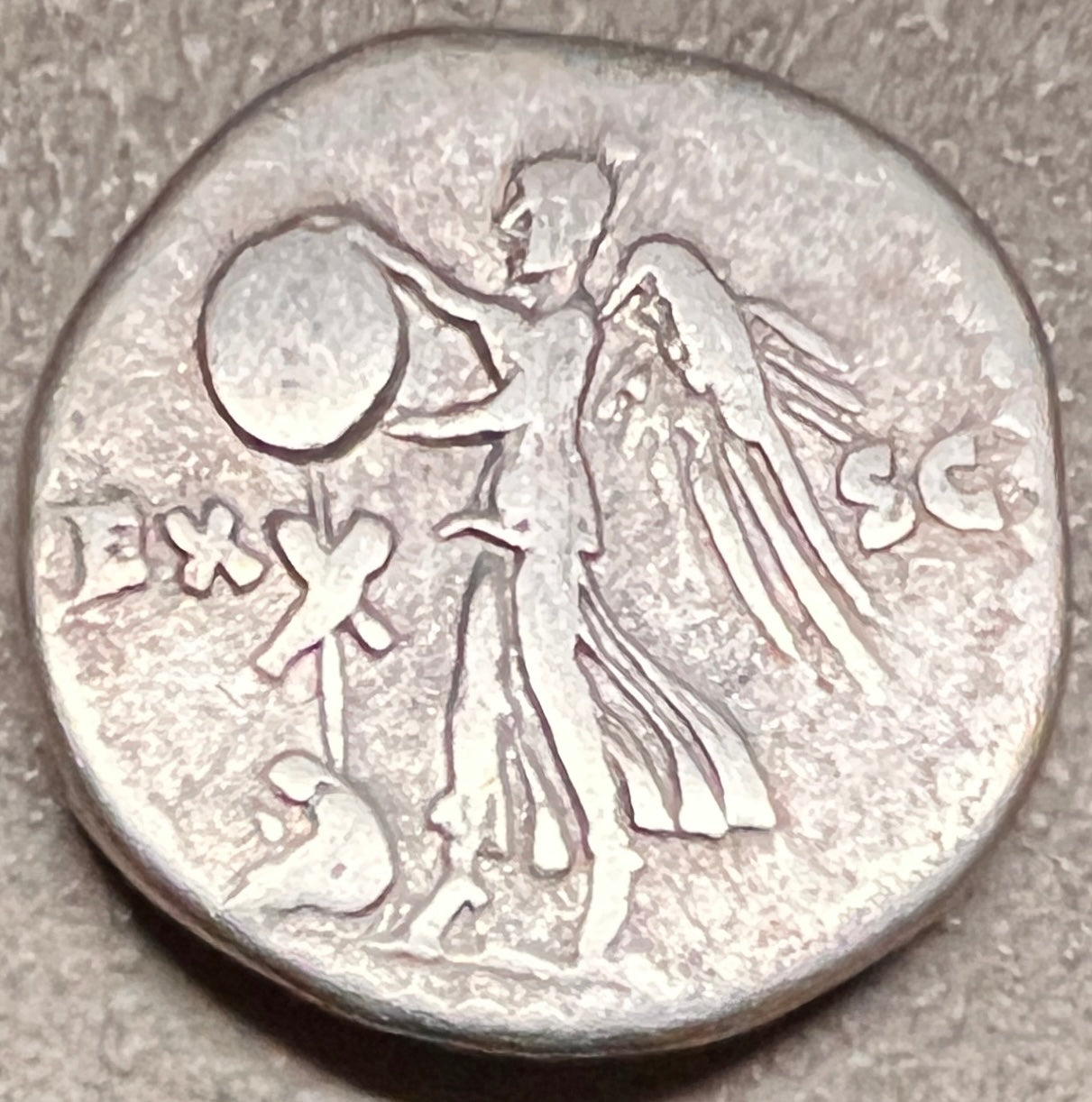 Monedă Denarius, bătută de Titus pentru tatăl său Vespasian, tip Victoria deasupra Iudeei personificate, 78-79 e.n., argint (clasată Fond)