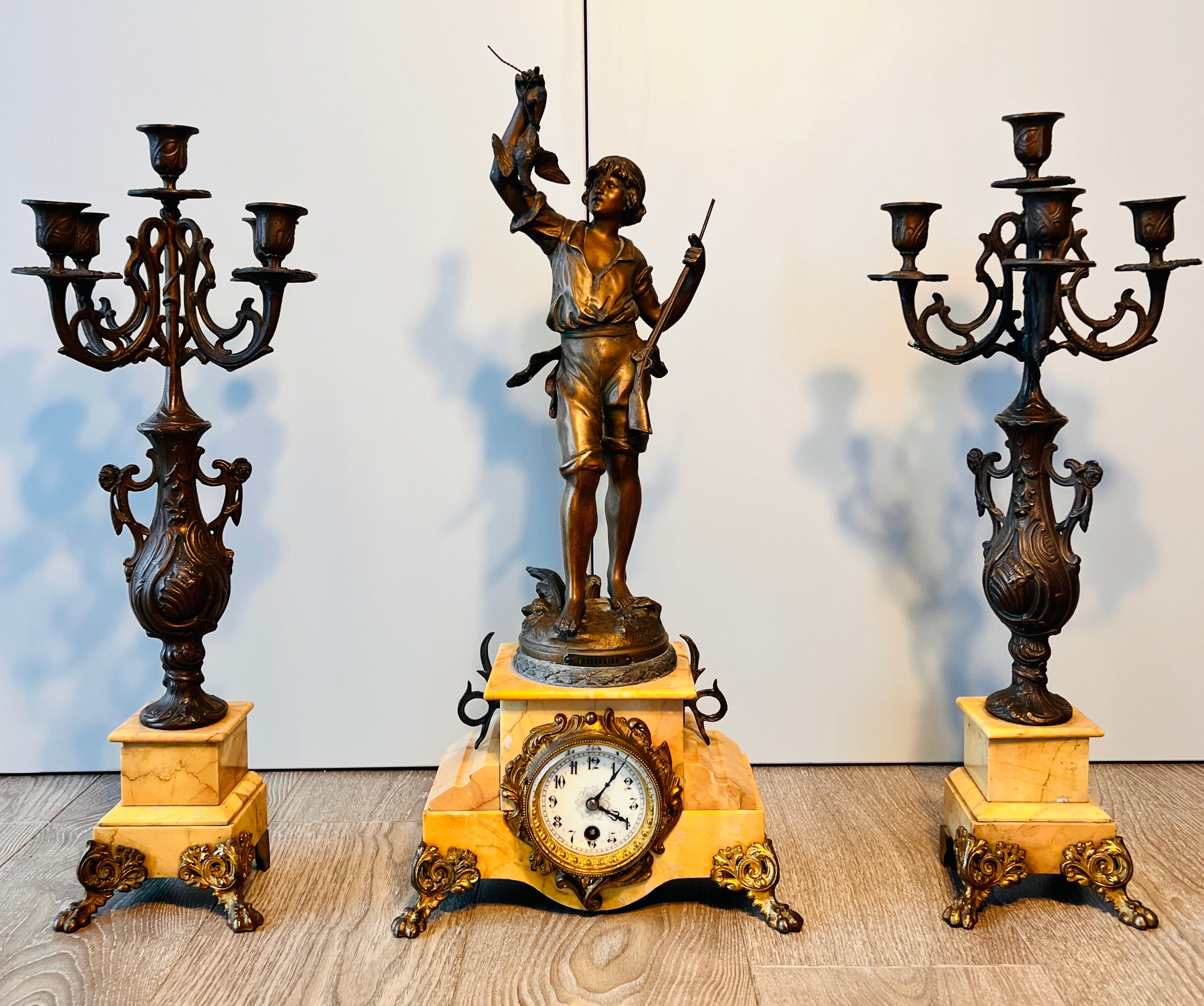 Garnitură de șemineu franceză Belle Époque – pendulă + 2 sfeșnice, Auguste Moreau „Braconnier”, mecanism Japy Frères (Paris), 1895-1905