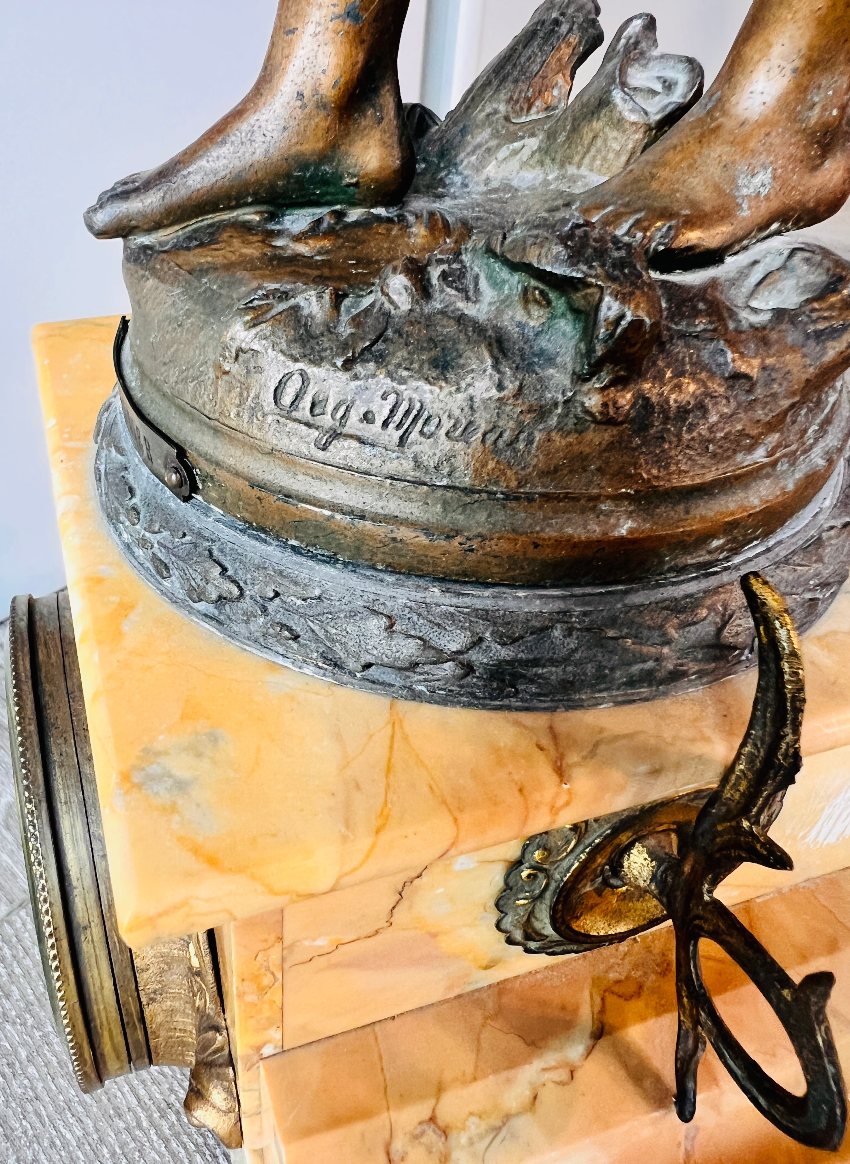 Garnitură de șemineu franceză Belle Époque – pendulă + 2 sfeșnice, Auguste Moreau „Braconnier”, mecanism Japy Frères (Paris), 1895-1905 - Artiss